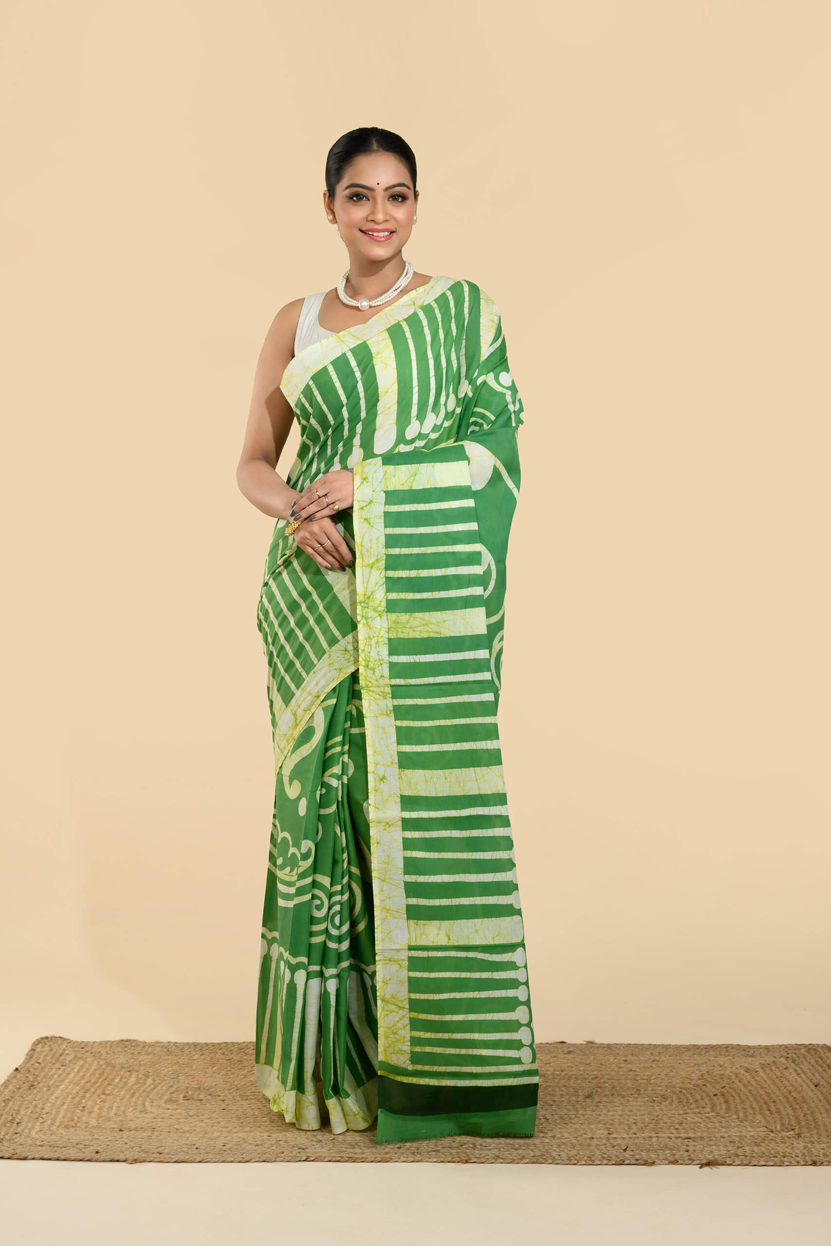 Cotton Batik Saree – Haritrekha Green Handloom Saree | Tantvithi - Image 2