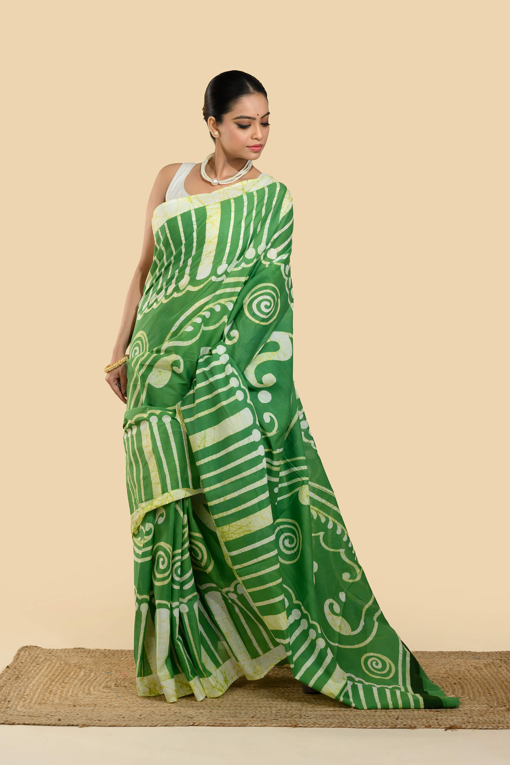 Cotton Batik Saree – Haritrekha Green Handloom Saree | Tantvithi - Image 5
