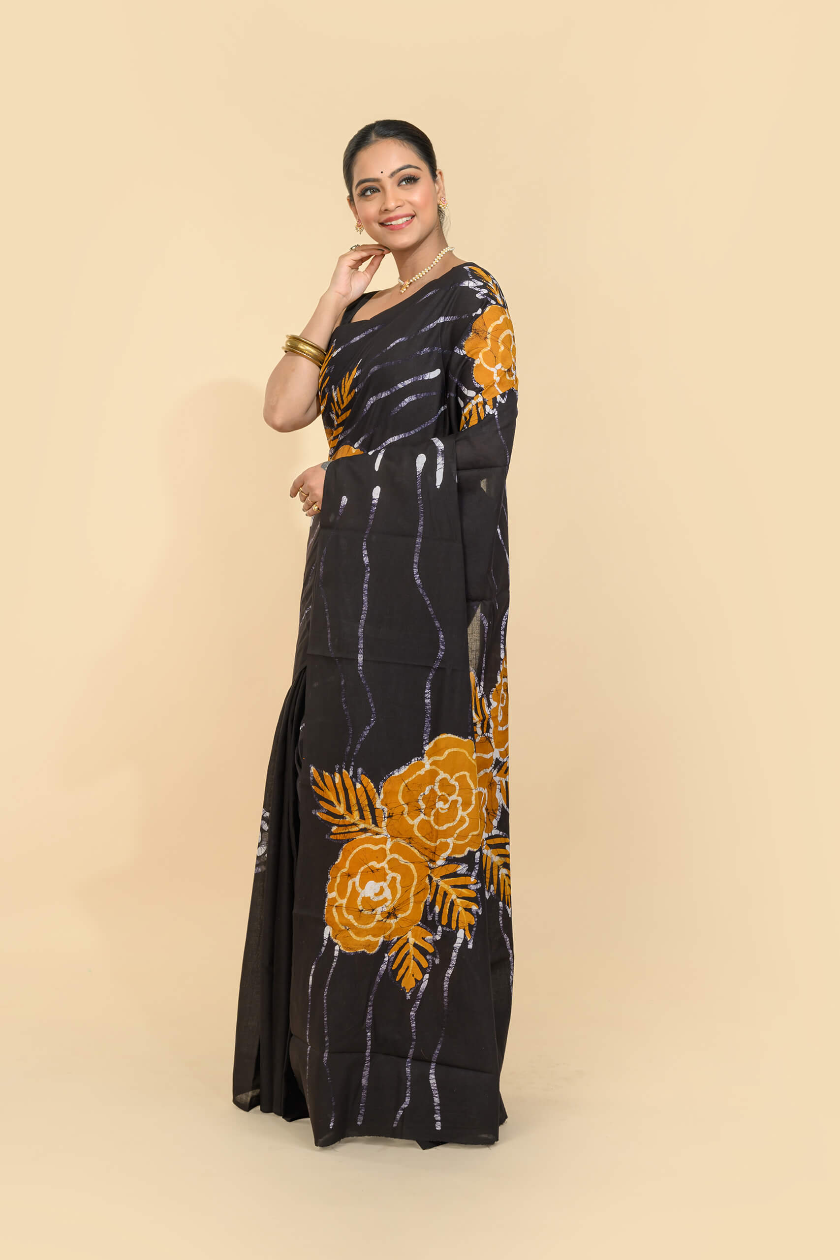Black Batik Cotton Saree – Tantvithi Noir Batik Bloom - Image 5