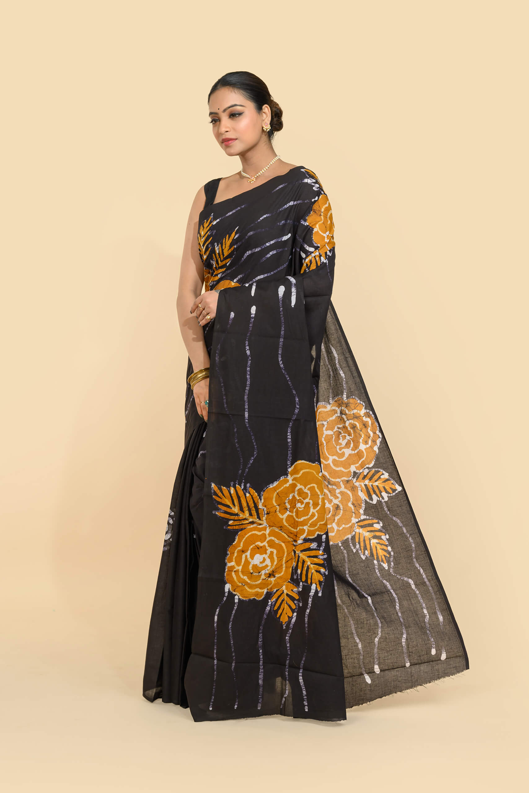 Black Batik Cotton Saree – Tantvithi Noir Batik Bloom - Image 4