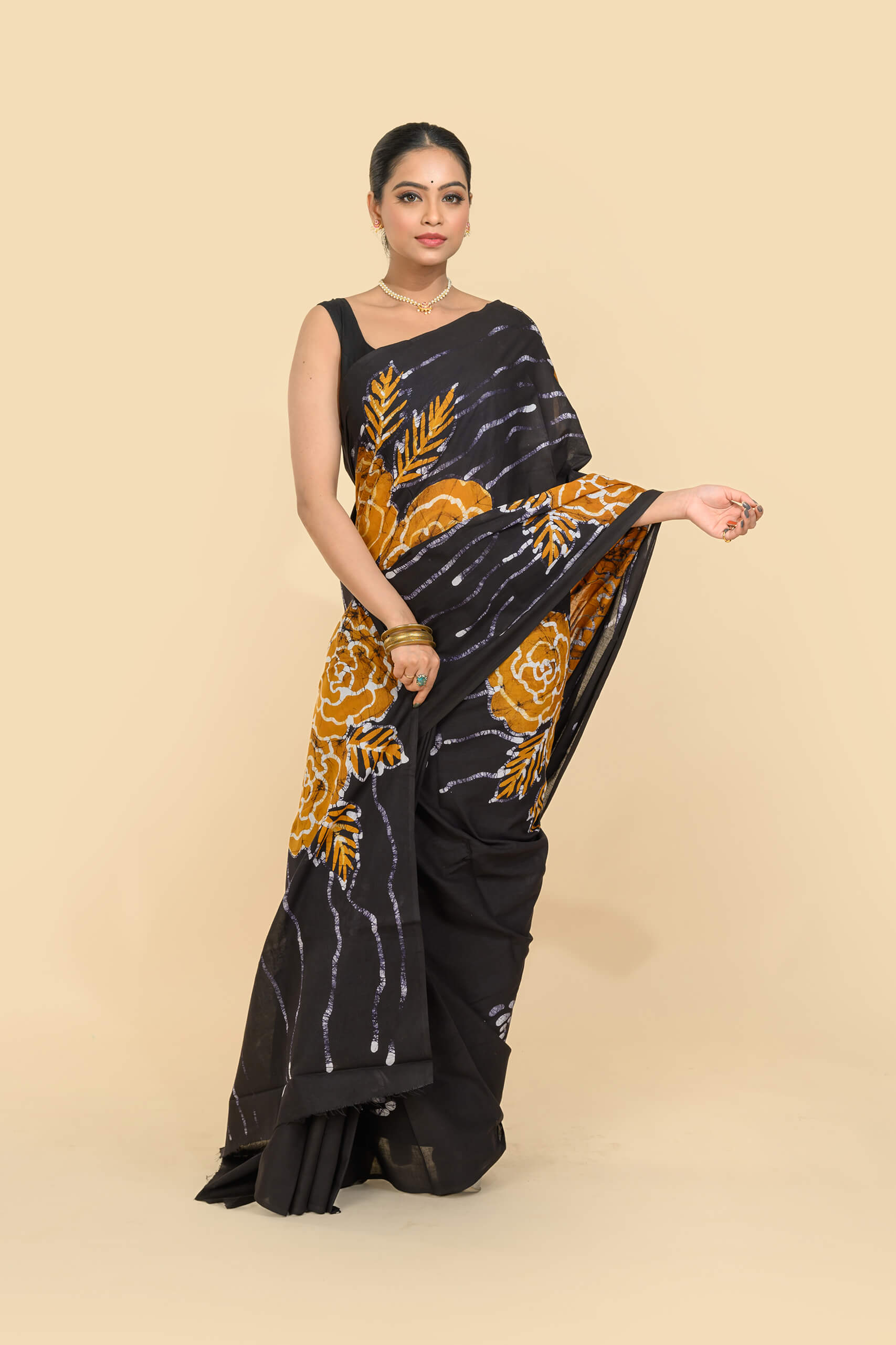 Black Batik Cotton Saree – Tantvithi Noir Batik Bloom - Image 3