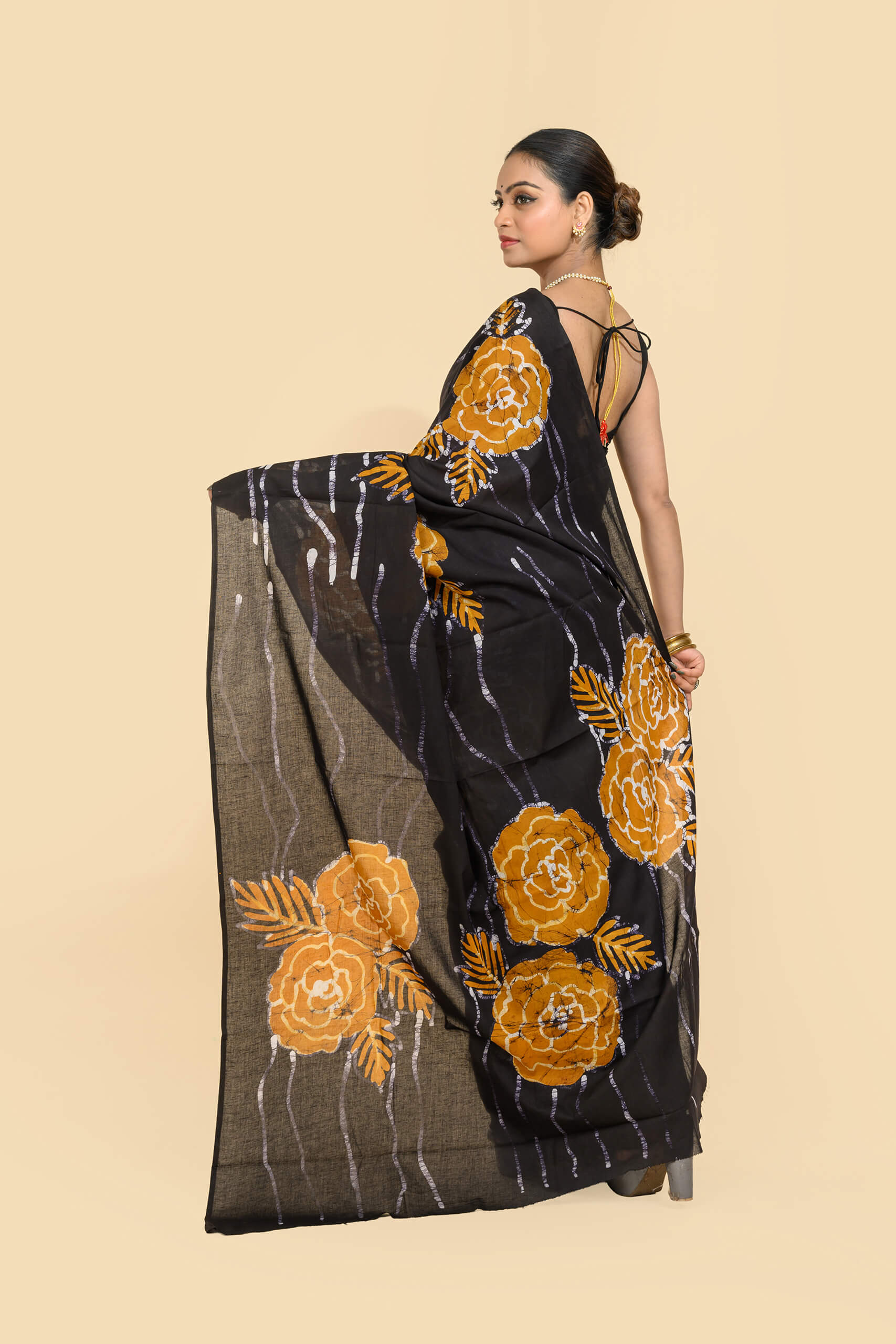 Black Batik Cotton Saree – Tantvithi Noir Batik Bloom - Image 2
