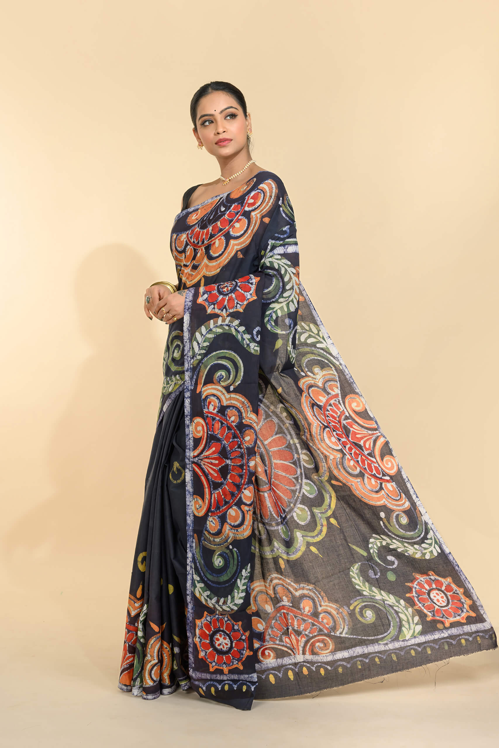 Hand Batik Cotton Saree – Tantvithi Kaalrang Black - Image 4