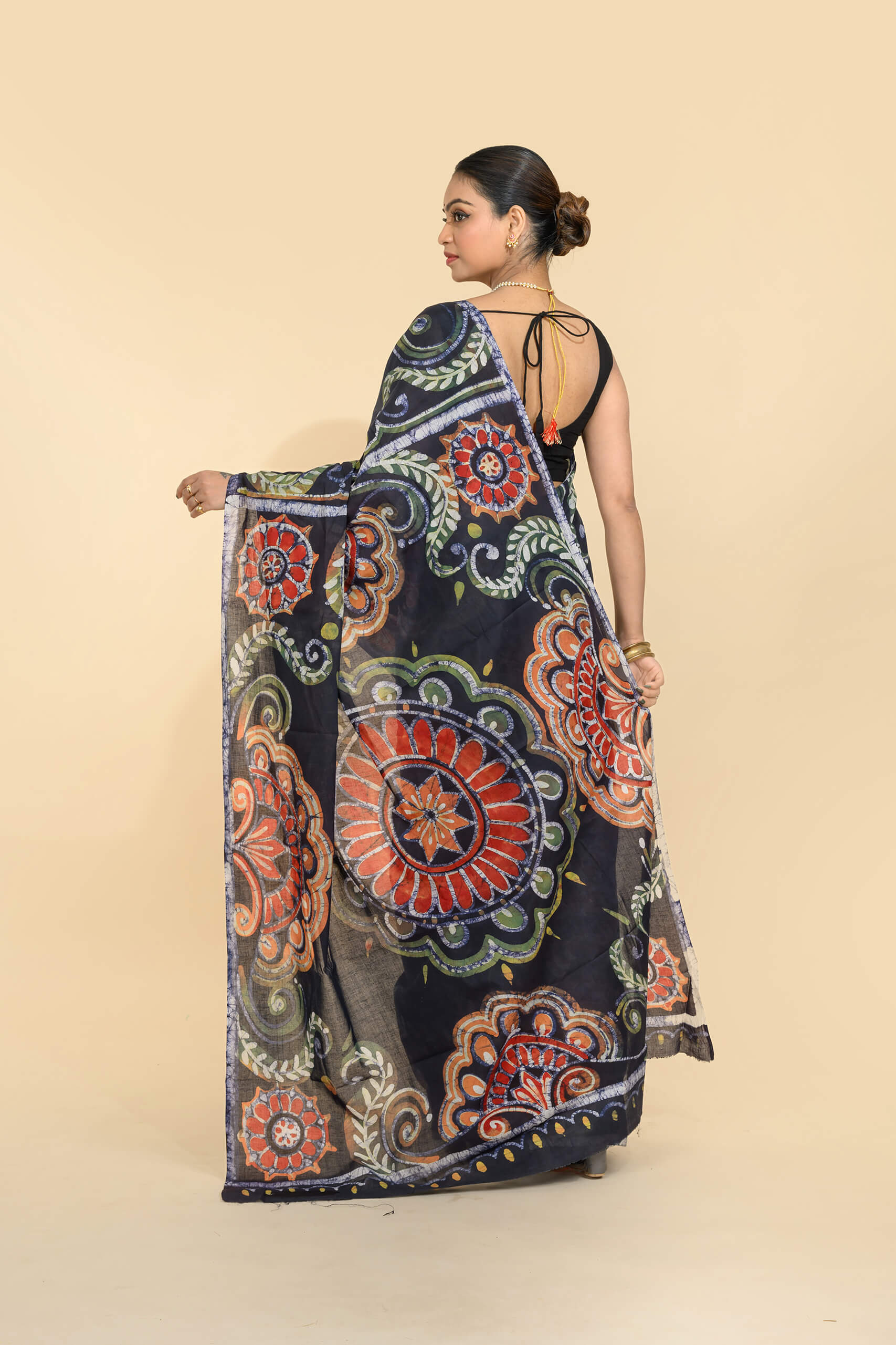 Hand Batik Cotton Saree – Tantvithi Kaalrang Black - Image 7
